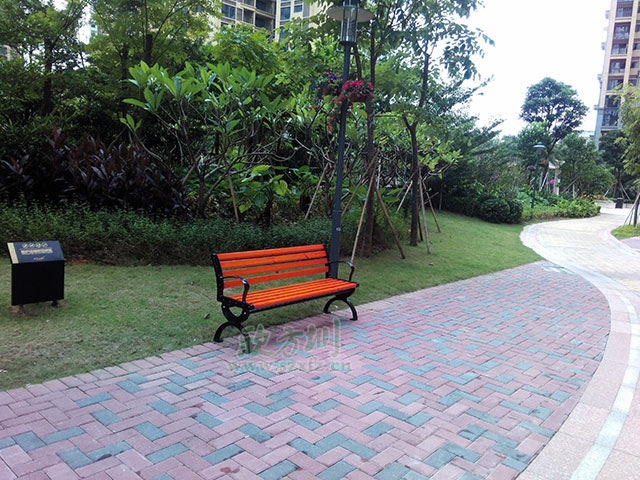  欣方圳垃圾桶廠家這里有您所需的各類垃圾桶產(chǎn)品和園林椅休閑椅，您只需要關(guān)注一下您身邊的市場或者來欣方圳官網(wǎng)瞧一瞧。您可以在欣方圳官網(wǎng)的案例里面，看到全國各地區(qū)的用戶案例及各種類型的用戶選擇。這不，深圳觀瀾的一位客戶又一次來我司欣方圳科技有限公司購買了一批鑄鐵有靠背園林椅。       欣方圳的這批P27鑄鐵有靠背園林椅椅腳模具使用電腦雕刻，比一般廠家人工模具鑄鐵椅腳表面更光滑平整。耐壓性極強(qiáng)，同時(shí)具備很強(qiáng)的耐熱、耐磨、耐蝕、耐低溫的特性，鑄鐵有靠背園林椅，生產(chǎn)周期較短，給人以粗獷、莊重、穩(wěn)重的感覺，是戶外市政公共設(shè)施必選產(chǎn)品。    而且為了防止椅條在受力情況下往下變形，我們欣方圳的每一款休閑椅都在在椅條的下面加了兩條L30*3的熱鍍鋅角鋼加強(qiáng)支撐，加強(qiáng)椅條的支撐能力，有效的將承載力傳遞到椅腿上，防止椅條變形，加強(qiáng)休閑椅的抗沖擊能力，提高鑄鐵有靠背園林椅的壽命。