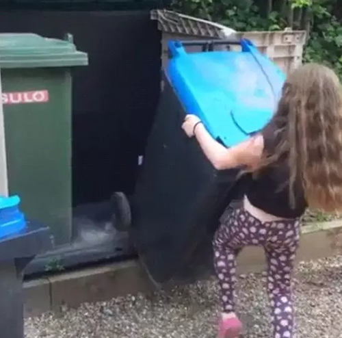    打臉！英國清潔工稱垃圾桶難放 8歲女孩當場示范