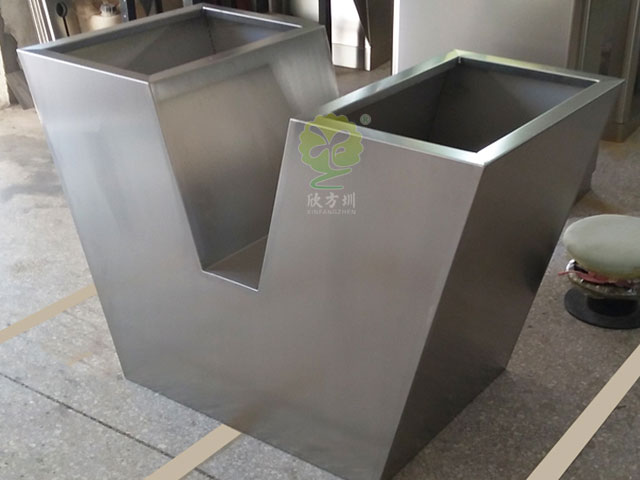 不銹鋼V形字母創(chuàng)意花箱園林景觀花池定制廠(chǎng)家