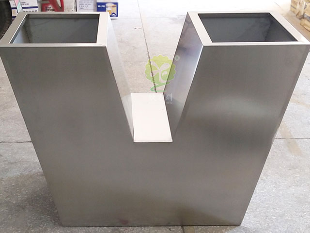 不銹鋼V形字母創(chuàng)意花箱園林景觀花池定制廠(chǎng)家