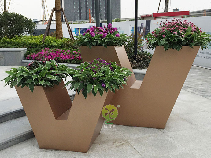 不銹鋼V形字母創(chuàng)意花箱園林景觀花池定制廠(chǎng)家