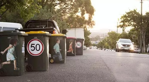 垃圾桶上貼安全標(biāo)識，提醒司機(jī)‘不要超速’