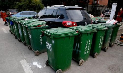 汽車被垃圾桶包圍是被惡搞還是得罪人了？