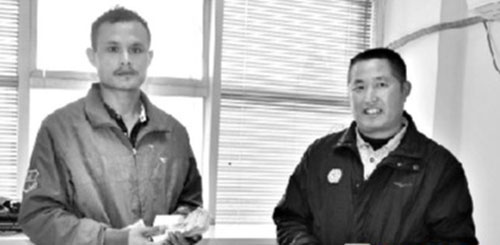  摩的師傅垃圾桶撿到萬元現(xiàn)金，拾金不昧送還失主