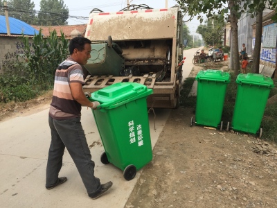 發(fā)放垃圾桶、垃圾箱 助推農(nóng)村環(huán)境整治