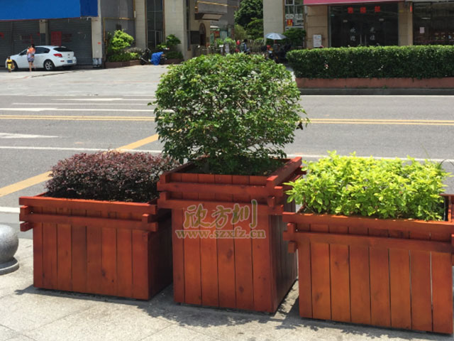 欣方圳木質(zhì)花箱 讓香格里拉鮮花遍地