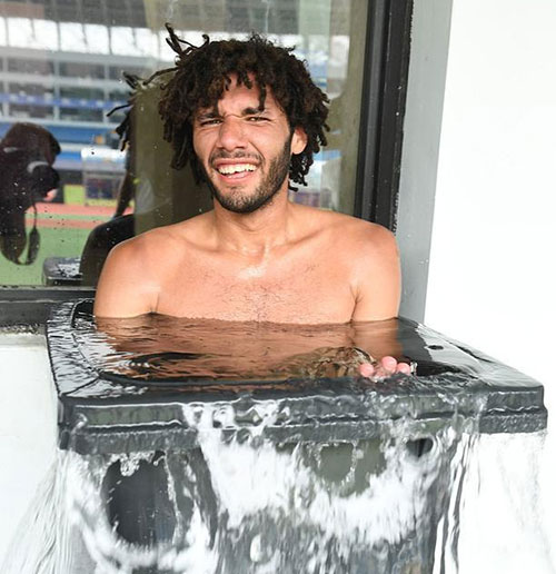 感受中國溫度！阿森納眾將集體鉆進(jìn)垃圾桶