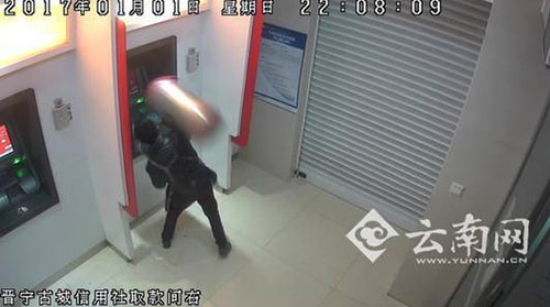 取款不成功，竟用垃圾桶出氣