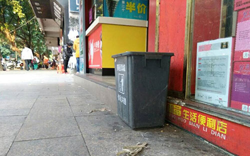 垃圾桶當(dāng)足球踢？！城區(qū)大半年累計(jì)丟近千個(gè)垃圾桶